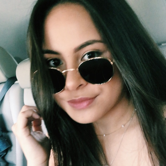 Meet your Posher, Olivia - Picture 2 of 5